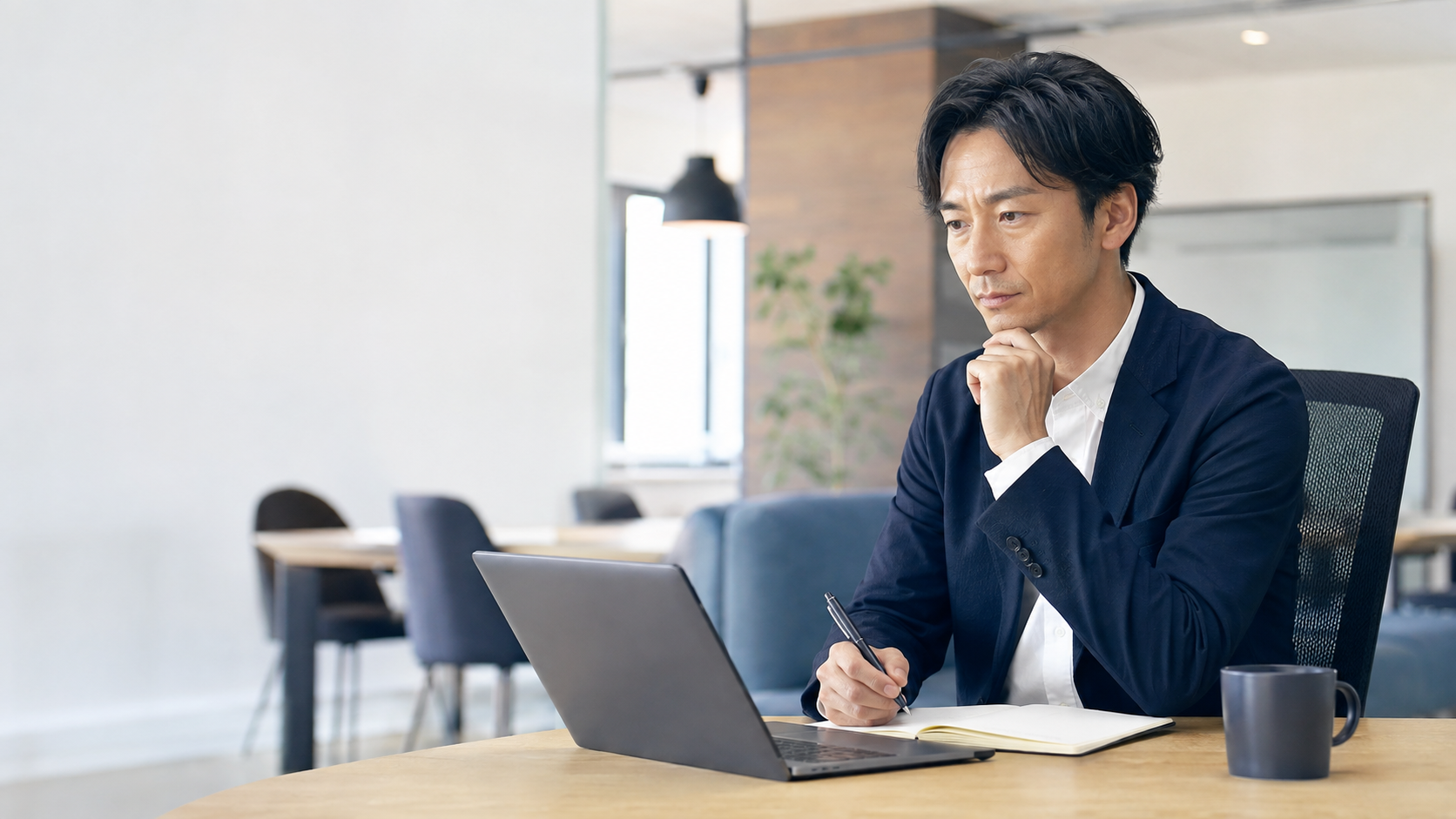 AIを活用しながら仕事の判断を行う40代管理職